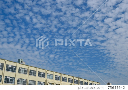 教學樓和規模雲 75655642