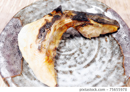 Home-style and rustic home-cooked "yellowtail sickle roast" watercolor style Home-style and rustic home-cooked "yellowtail sickle roast" watercolor style 75655978