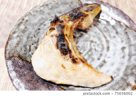 Home-style and rustic home-cooked "yellowtail sickle roast" watercolor style Home-style and rustic home-cooked "yellowtail sickle roast" watercolor style 75656002