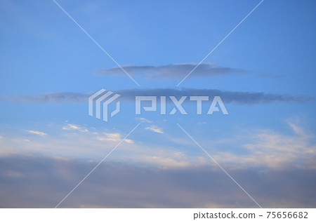 A rod-shaped cloud that floats in a two-character, a two-character cloud that is dyed in madder red, a two-character cloud that floats in the blue sky A rod-shaped cloud that floats in a two-character, a two-character cloud that is dyed in madder red, a two-character cloud that floats in the blue sky 75656682