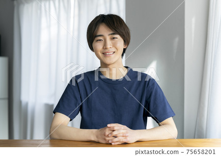 將BB霜塗在臉頰上的年輕男士化妝的形象 75658201