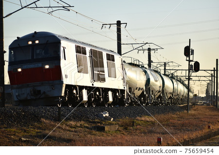 在夕陽下去天鵝信號場的貨運列車 75659454