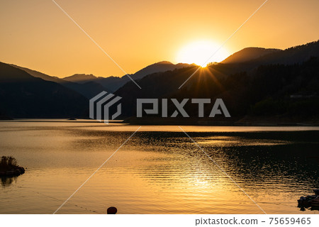 Sunset over Lake Kanna (Shimokubo Dam) [Saitama and Gunma prefectures] 75659465