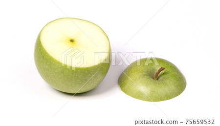 Sliced ripe juicy green apple 75659532