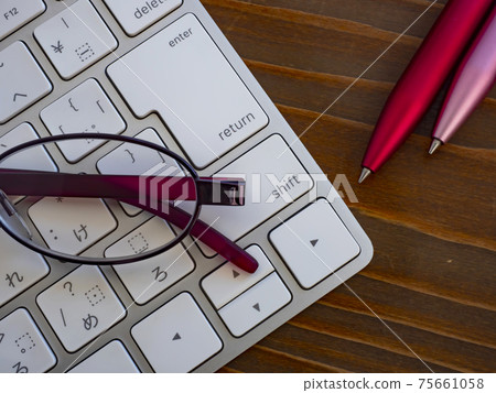 Business image · glasses · keyboard · female Business image · glasses · keyboard · female 75661058