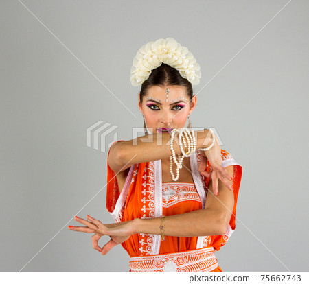 Indian girl dancing 75662743