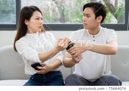 Couple at home 75664074