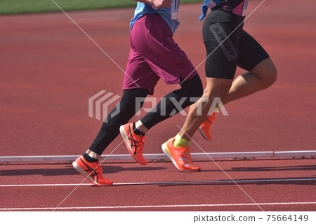 Run the track at the runner's feet 75664149