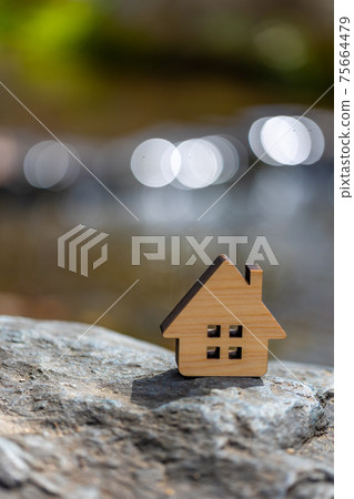 A small house in the back of the river 75664479