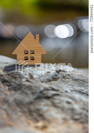 A small house in the back of the river 75664481