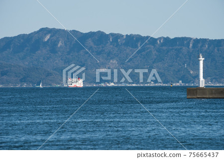 浦賀水道在陽光下 75665437