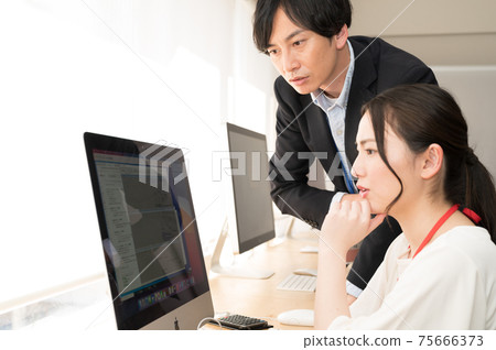 A boss who is worried about consultation with his subordinates A boss who is worried about consultation with his subordinates 75666373