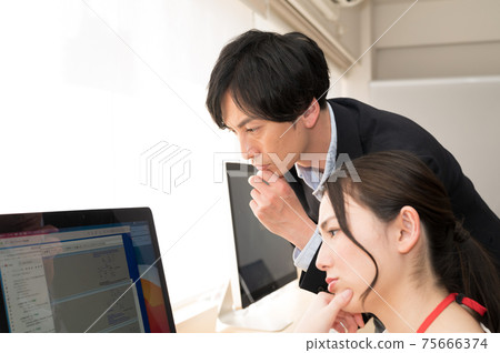 A boss who is worried about consultation with his subordinates A boss who is worried about consultation with his subordinates 75666374