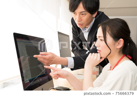 A boss who is worried about consultation with his subordinates 75666379