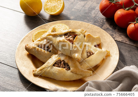 Traditional middle eastern fatayer 75666405