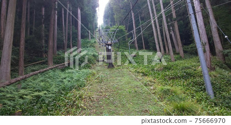 The way to climb by lift The way to climb by lift 75666970