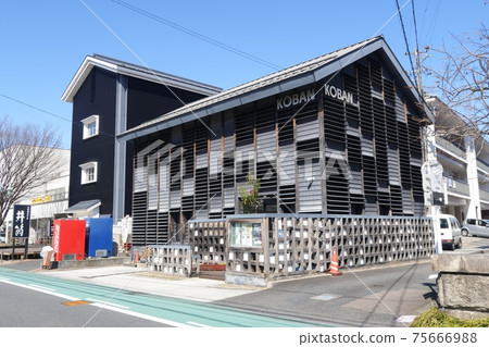 Photogenic police box on Tajimi Olive Street 75666988
