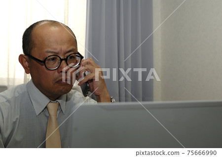 在家工作的中年男子 在家工作的中年男子 75666990