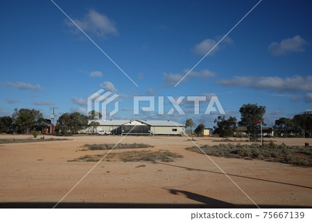 一次迷人的橫貫大陸的鐵路之旅，展現澳大利亞雄偉的開拓精神，偏遠的庫克小鎮 75667139