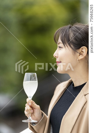 Women drinking sake in a wine glass lifestyle 75668265
