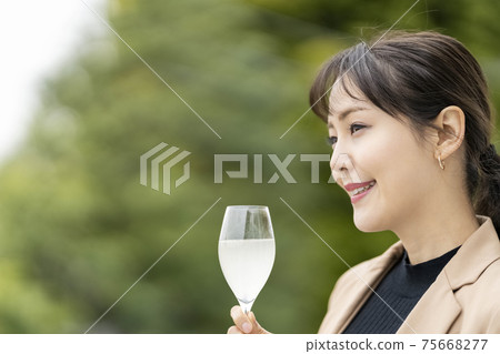 婦女在酒杯的生活方式中喝清酒 婦女在酒杯的生活方式中喝清酒 75668277
