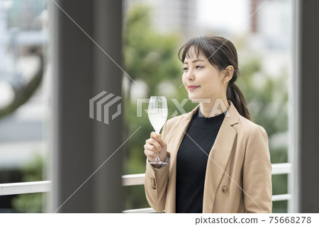 婦女在酒杯的生活方式中喝清酒 75668278