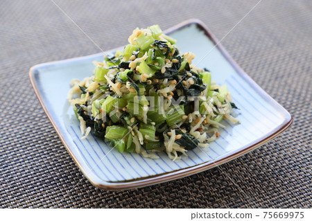 Stir-fried Japanese mustard spinach and chirimen-jako 75669975