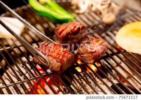 Grilled meat of Hitachi beef grilled in the hearth and charcoal fire 75671517