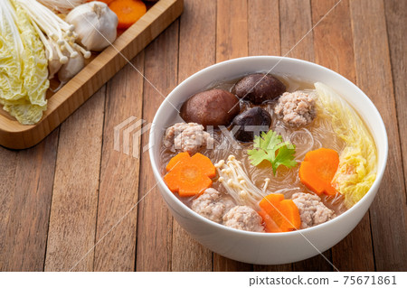 Clear glass noodle soup with Minced Pork,Vegetables and Shiitake Mushroom (Gaeng Jued Woon Sen) 75671861