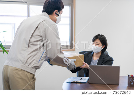 運送行李的快遞員的男司機 75672643