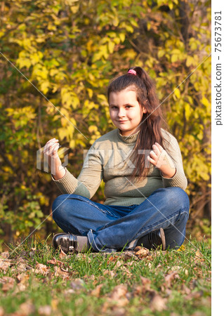 meditating outdoor 75673781