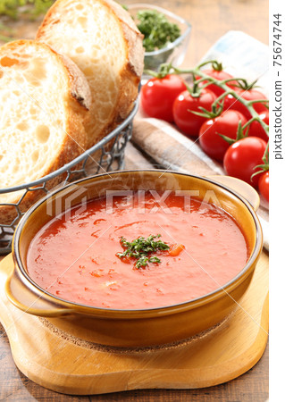 Steaming table tomato soup and bread 75674744