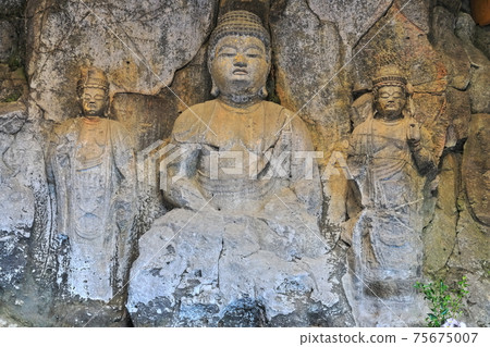 [Oita Prefecture] Usuki Stone Buddha Amitabha Triad Statue 75675007