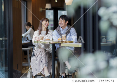 Middle-aged couple spending time in a cafe 75676973