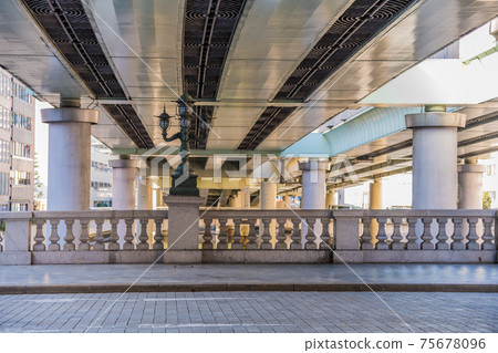 [日本橋，大都會高速公路高架橋下的路燈] 75678096