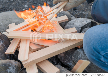 [劇烈燃燒的羽毛棒] 75678566