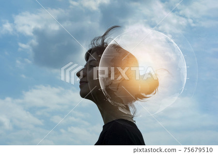一個女人聽地球的聲音的生態圖像剪影 一個女人聽地球的聲音的生態圖像剪影 75679510