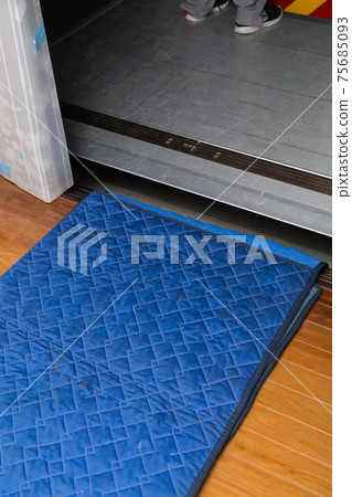 Moving work scenery 75685093