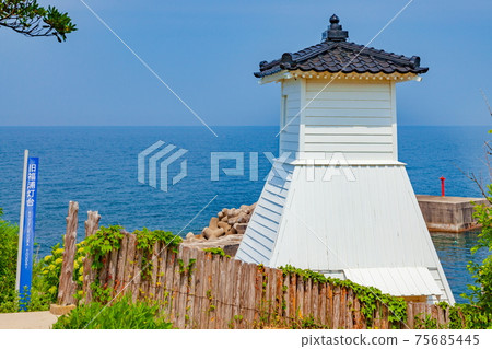 石川縣白井郡鹿町老福浦燈塔（日本最古老的木製燈塔） 75685445