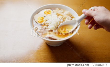 醬油拉麵的形象 75686094