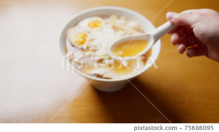 醬油拉麵的形象 75686095