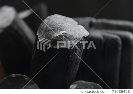 木炭特寫概念形象 75686408