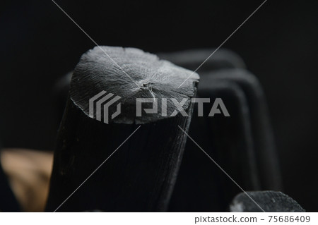 木炭特寫概念形象 75686409