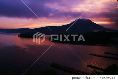 山區的日落和寂靜 75686931