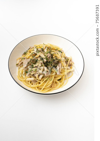 Japanese-style garlic pasta with eringi and pork Japanese-style garlic pasta with eringi and pork 75687391