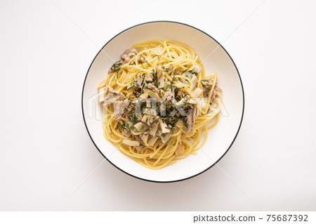 Japanese-style garlic pasta with eringi and pork Japanese-style garlic pasta with eringi and pork 75687392
