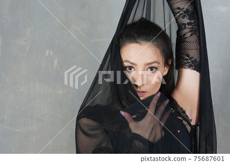 Woman dancer face portrait in motion indoors Woman dancer face portrait in motion indoors 75687601