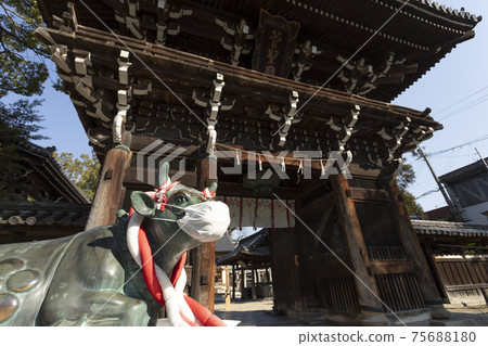 上野天滿宮神社大門和伏ushi 上野天滿宮神社大門和伏ushi 75688180