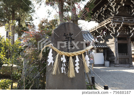 Ueno Temmangu Shrine's brush mound 75688187