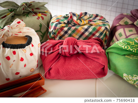 Many lunch boxes Lunch box Wrapped lunch 75690418